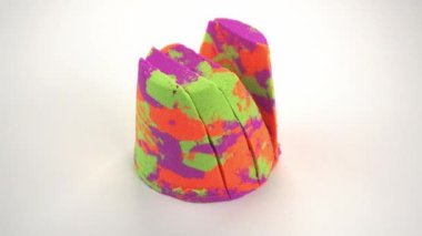 Kinetik kum kesimi, beyaz arka planda bir bıçakla. ASMR sesleri.