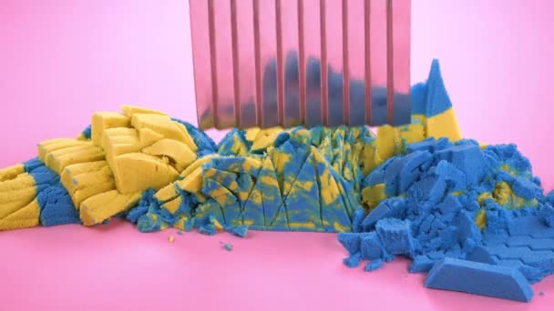 Резание Кинетического Песка Ножом Многоцветном Фоне — стоковое видео