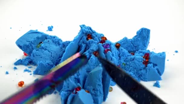 Découpe Sable Cinétique Avec Couteau Sur Fond Multicolore — Video