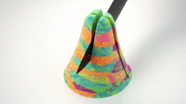 Çok tatmin edici ve rahatlatıcı Kinetik Kum ASMR. Kinetik Kumu Bıçakla Kesmek. 4K video.