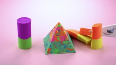 Çok tatmin edici ve rahatlatıcı Kinetik Kum ASMR. Kinetik Kumu Bıçakla Kesmek. 4K video.