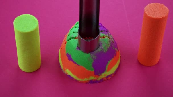 Çok Renkli Bir Arka Planda Kinetik Kumu Bıçakla Kesmek — Stok video