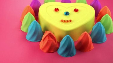 Çok tatmin edici ve rahatlatıcı Kinetik Kum ASMR. Stres önleyici makroyu renkli Kinetik Kumu bıçakla kapatmak. Kavram tik tok.