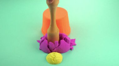 Çok tatmin edici ve rahatlatıcı Kinetik Kum ASMR. Stres önleyici makroyu keserek renkli Kinetik Kumu bıçakla kapatıyoruz..