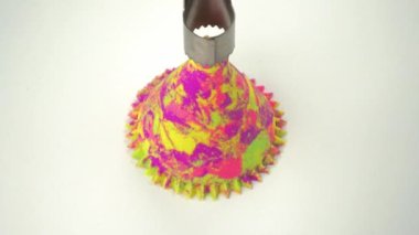 Çok tatmin edici ve rahatlatıcı Kinetik Kum ASMR. Stres önleyici makroyu keserek renkli Kinetik Kumu bıçakla kapatıyoruz..