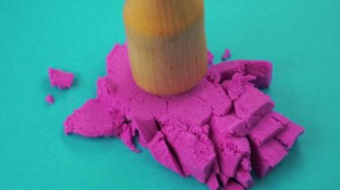 Çok tatmin edici ve rahatlatıcı Kinetik Kum ASMR. Stres önleyici makroyu renkli Kinetik Kumu bıçakla kapatmak. Kinetik kum kesimi, siyah arka planda bir bıçakla. ASMR .