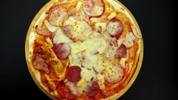 Pyszna Pizza Serem Kiełbasą Czarnym Tle — Wideo stockowe
