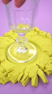 Çok tatmin edici ve rahatlatıcı Kinetik Kum ASMR videosu. Stres önleyici makroyu renkli Kinetik Kumu bıçakla kapatmak. ASMR sesleri.
