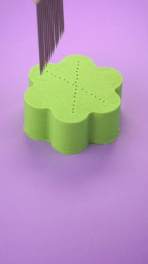 Çok tatmin edici ve rahatlatıcı Kinetik Kum ASMR videosu. Stres önleyici makroyu renkli Kinetik Kumu bıçakla kapatmak. ASMR sesleri.