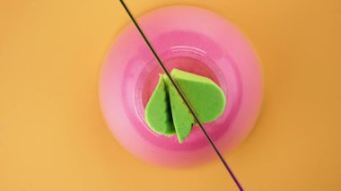 Çok tatmin edici ve rahatlatıcı Kinetik Kum ASMR videosu. Stres önleyici makroyu renkli Kinetik Kumu bıçakla kapatmak. ASMR sesleri.