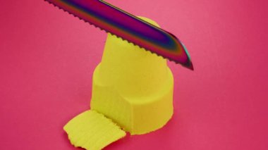 Çok tatmin edici ve rahatlatıcı Kinetik Kum ASMR videosu. Stres önleyici makroyu renkli Kinetik Kumu bıçakla kapatmak. ASMR sesleri.