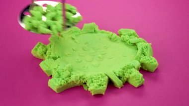 Çok tatmin edici ve rahatlatıcı Kinetik Kum ASMR videosu. Stres önleyici makroyu renkli Kinetik Kumu bıçakla kapatmak. ASMR sesleri.