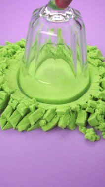 Çok tatmin edici ve rahatlatıcı Kinetik Kum ASMR videosu. Stres önleyici makroyu renkli Kinetik Kumu bıçakla kapatmak. ASMR sesleri.