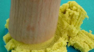 Çok tatmin edici ve rahatlatıcı Kinetik Kum ASMR videosu. Stres önleyici makroyu renkli Kinetik Kumu bıçakla kapatmak. ASMR sesleri.