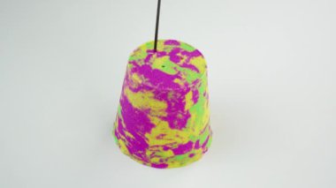 Çok tatmin edici ve rahatlatıcı Kinetik Kum ASMR videosu. Stres önleyici makroyu renkli Kinetik Kumu bıçakla kapatmak. ASMR sesleri.