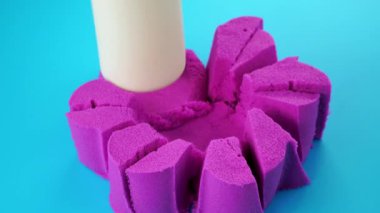 Çok tatmin edici ve rahatlatıcı Kinetik Kum ASMR videosu. Stres önleyici makroyu renkli Kinetik Kumu bıçakla kapatmak. ASMR sesleri.