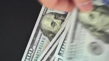 ASMR Video - 100 dolarlık banknotların hışırtısı. 100 banknot sayıyorum. Yakın plan 100 Amerikan doları. Amerikan hışırtısı 100 dolar ellerinde.