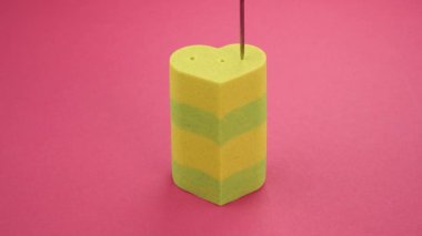 Çok tatmin edici ve rahatlatıcı Kinetik Kum ASMR videosu. Stres önleyici makroyu renkli Kinetik Kumu bıçakla kapatmak. ASMR sesleri.