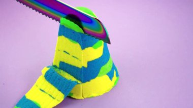 Çok tatmin edici ve rahatlatıcı Kinetik Kum ASMR videosu. Stres önleyici makroyu renkli Kinetik Kumu bıçakla kapatmak. ASMR sesleri.