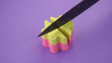 Çok tatmin edici ve rahatlatıcı Kinetik Kum ASMR videosu. Stres önleyici makroyu renkli Kinetik Kumu bıçakla kapatmak. ASMR sesleri.