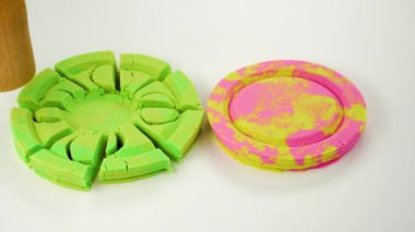 Çok tatmin edici ve rahatlatıcı Kinetik Kum ASMR videosu. Stres önleyici makroyu renkli Kinetik Kumu bıçakla kapatmak. ASMR sesleri.