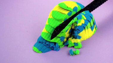 Çok tatmin edici ve rahatlatıcı Kinetik Kum ASMR videosu. Stres önleyici makroyu renkli Kinetik Kumu bıçakla kapatmak. ASMR sesleri.