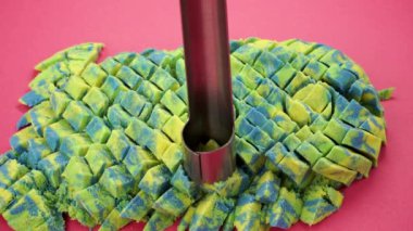 Çok tatmin edici ve rahatlatıcı Kinetik Kum ASMR. Stres önleyici makroyu renkli Kinetik Kumu bıçakla kapatmak. Kinetik kum kesimi, siyah arka planda bir bıçakla. ASMR .