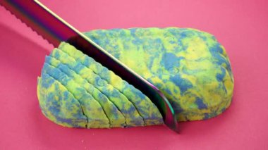 Çok tatmin edici ve rahatlatıcı Kinetik Kum ASMR. Stres önleyici makroyu renkli Kinetik Kumu bıçakla kapatmak. Kinetik kum kesimi, siyah arka planda bir bıçakla. ASMR .