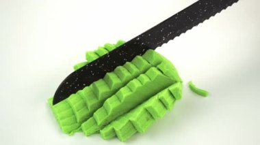 Çok tatmin edici ve rahatlatıcı Kinetik Kum ASMR. Stres önleyici makroyu renkli Kinetik Kumu bıçakla kapatmak. Kinetik kum kesimi, siyah arka planda bir bıçakla. ASMR .