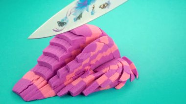 Çok tatmin edici ve rahatlatıcı Kinetik Kum ASMR. Stres önleyici makroyu keserek renkli Kinetik Kumu bıçakla kapatıyoruz..