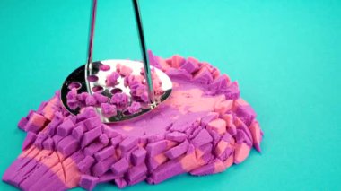 Çok tatmin edici ve rahatlatıcı Kinetik Kum ASMR videosu. Stres önleyici makroyu renkli Kinetik Kumu bıçakla kapatmak. ASMR. Rahatlatıcı sesler.