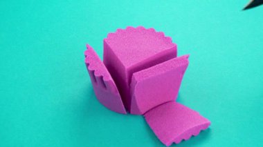 Çok tatmin edici ve rahatlatıcı Kinetik Kum ASMR videosu. Stres önleyici makroyu renkli Kinetik Kumu bıçakla kapatmak. ASMR sesleri.