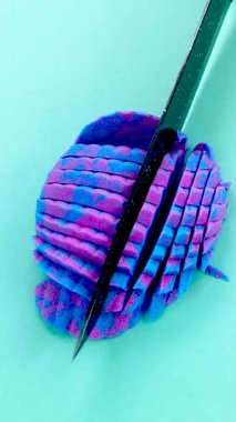 Çok tatmin edici ve rahatlatıcı Kinetik Kum ASMR videosu. Stres önleyici makroyu renkli Kinetik Kumu bıçakla kapatmak. ASMR sesleri.