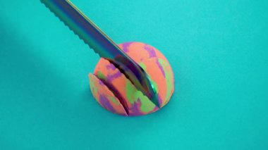 Çok tatmin edici ve rahatlatıcı Kinetik Kum ASMR videosu. Stres önleyici makroyu renkli Kinetik Kumu bıçakla kapatmak. ASMR sesleri.