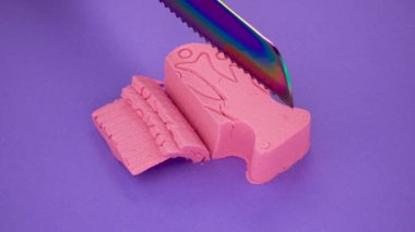 Çok tatmin edici ve rahatlatıcı Kinetik Kum ASMR videosu. Stres önleyici makroyu renkli Kinetik Kumu bıçakla kapatmak. ASMR sesleri.