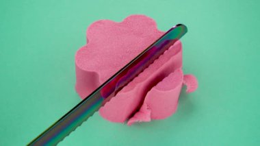 Çok tatmin edici ve rahatlatıcı Kinetik Kum ASMR videosu. Stres önleyici makroyu renkli Kinetik Kumu bıçakla kapatmak. ASMR sesleri.