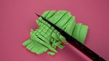 Çok tatmin edici ve rahatlatıcı Kinetik Kum ASMR videosu. Stres önleyici makroyu renkli Kinetik Kumu bıçakla kapatmak. ASMR sesleri.