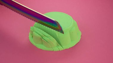 Çok tatmin edici ve rahatlatıcı Kinetik Kum ASMR videosu. Stres önleyici makroyu renkli Kinetik Kumu bıçakla kapatmak. ASMR sesleri.