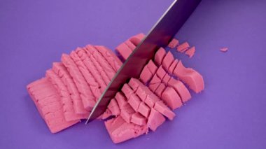 Çok tatmin edici ve rahatlatıcı Kinetik Kum ASMR videosu. Stres önleyici makroyu renkli Kinetik Kumu bıçakla kapatmak. ASMR sesleri.