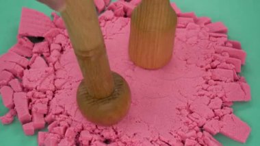 Çok tatmin edici ve rahatlatıcı Kinetik Kum ASMR videosu. Stres önleyici makroyu renkli Kinetik Kumu bıçakla kapatmak. ASMR sesleri.