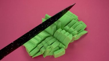 Çok tatmin edici ve rahatlatıcı Kinetik Kum ASMR videosu. Stres önleyici makroyu renkli Kinetik Kumu bıçakla kapatmak. ASMR sesleri.