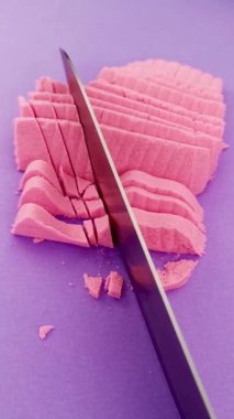 Çok tatmin edici ve rahatlatıcı Kinetik Kum ASMR videosu. Stres önleyici makroyu renkli Kinetik Kumu bıçakla kapatmak. ASMR sesleri.