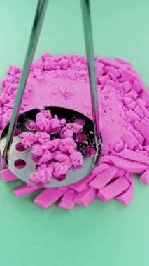 Çok tatmin edici ve rahatlatıcı Kinetik Kum ASMR videosu. Stres önleyici makroyu renkli Kinetik Kumu bıçakla kapatmak. ASMR sesleri.