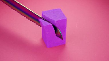 Çok tatmin edici ve rahatlatıcı Kinetik Kum ASMR videosu. Stres önleyici makroyu renkli Kinetik Kumu bıçakla kapatmak. ASMR sesleri.