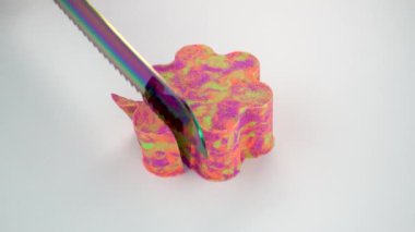 Çok tatmin edici ve rahatlatıcı Kinetik Kum ASMR videosu. Stres önleyici makroyu renkli Kinetik Kumu bıçakla kapatmak. ASMR sesleri.