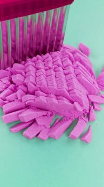 Çok tatmin edici ve rahatlatıcı Kinetik Kum ASMR videosu. Stres önleyici makroyu renkli Kinetik Kumu bıçakla kapatmak. ASMR sesleri.