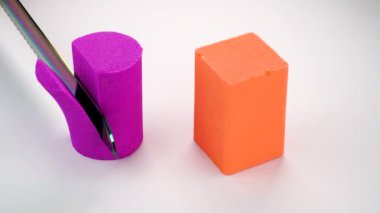 Çok tatmin edici ve rahatlatıcı Kinetik Kum ASMR videosu. Stres önleyici makroyu renkli Kinetik Kumu bıçakla kapatmak. ASMR sesleri.