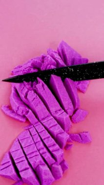 Çok tatmin edici ve rahatlatıcı Kinetik Kum ASMR videosu. Stres önleyici makroyu renkli Kinetik Kumu bıçakla kapatmak. ASMR sesleri.