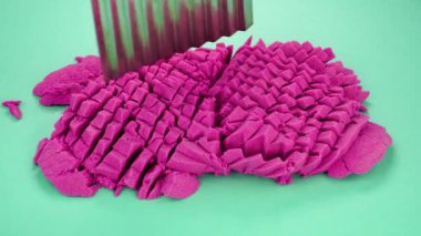 Çok tatmin edici ve rahatlatıcı Kinetik Kum ASMR videosu. Stres önleyici makroyu renkli Kinetik Kumu bıçakla kapatmak. ASMR sesleri.