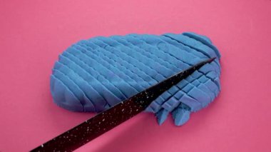 Çok tatmin edici ve rahatlatıcı Kinetik Kum ASMR videosu. Stres önleyici makroyu renkli Kinetik Kumu bıçakla kapatmak. ASMR sesleri.